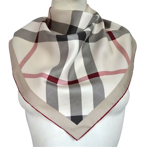 foulard carré burberry soie|L'écharpe Burberry .